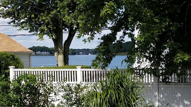 5 Rowland Pl in Westport, CT - Building Photo - Building Photo