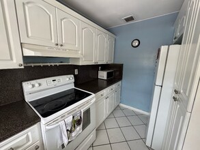13846 Kendale Lakes Dr in Miami, FL - Building Photo - Building Photo