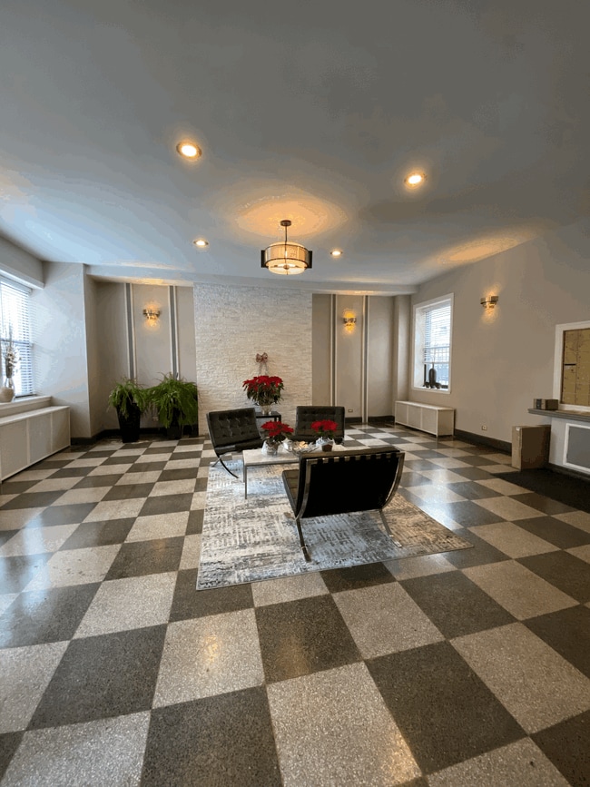 3927 N Clarendon Ave, Unit 203