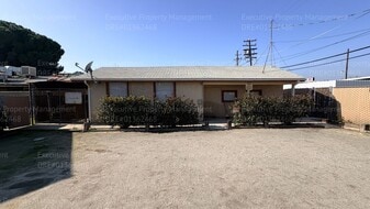 708 21st St in Bakersfield, CA - Building Photo