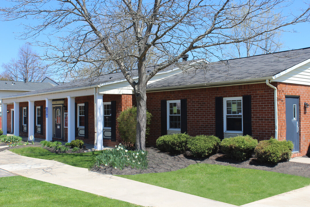 Sutton Place in Amherst, NY - Building Photo