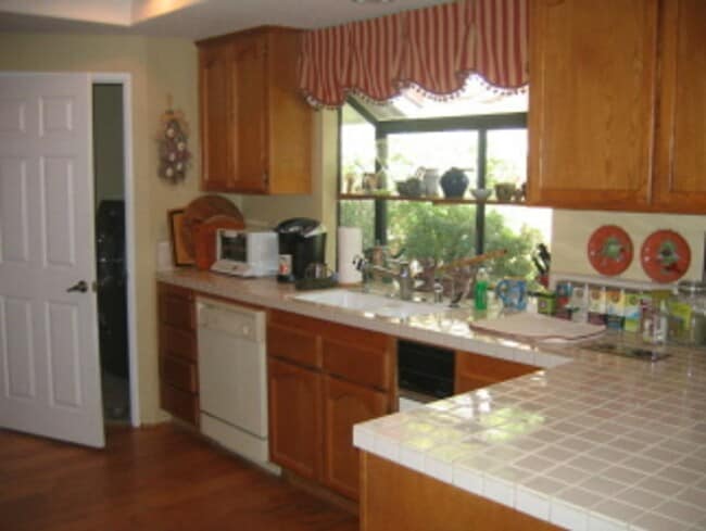 24571 Indian Hill Ln in Los Angeles, CA - Building Photo - Building Photo
