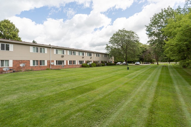 Country Aire Apartments in Hartland, WI - Foto de edificio - Building Photo