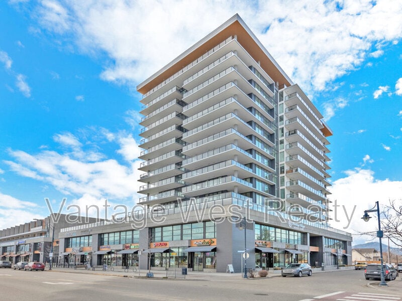 485 Groves Ave in Kelowna, BC - Building Photo