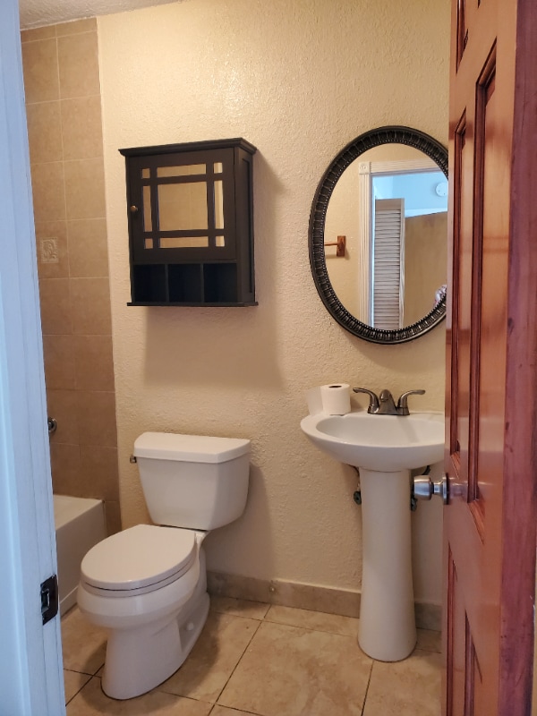 1551 W 43rd Pl in Hialeah, FL - Foto de edificio - Building Photo