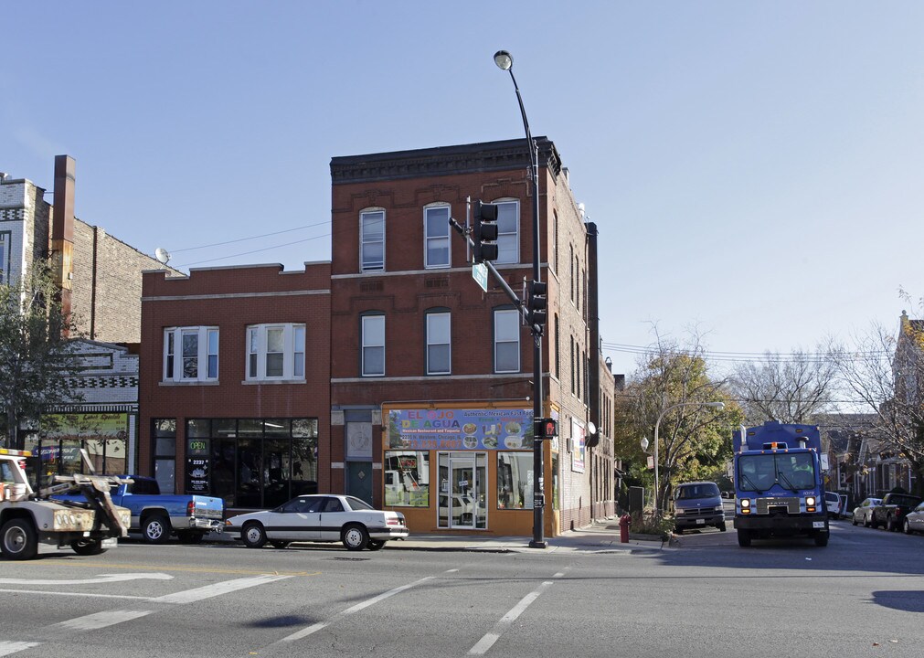 2235 N Western Ave in Chicago, IL - Building Photo