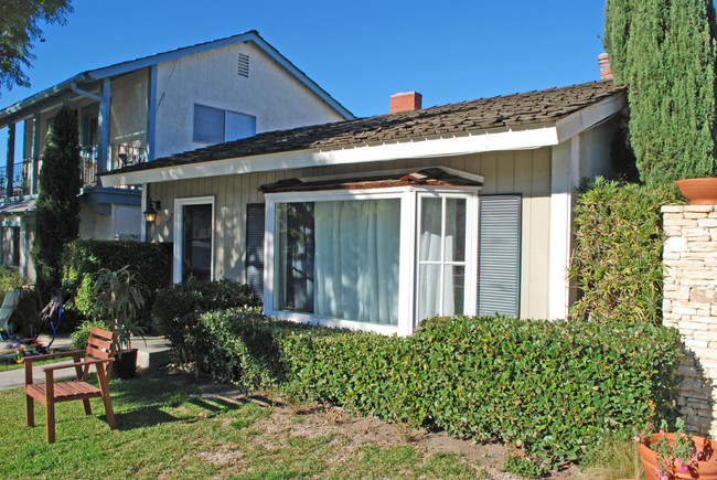 507 Acacia Ave in Corona Del Mar, CA - Foto de edificio - Building Photo