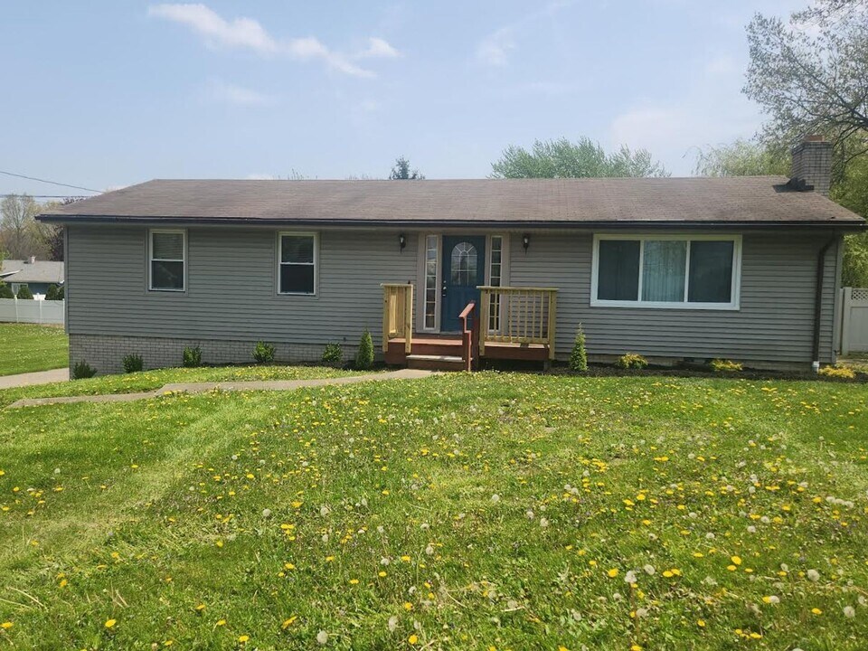 4881 Sampson Dr in Youngstown, OH - Foto de edificio