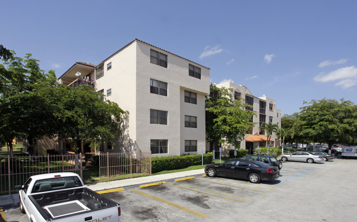 Vista Del Lago IV in Miami, FL - Foto de edificio