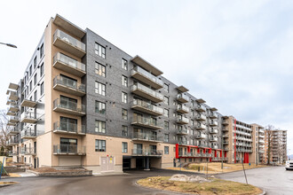 2595 Des Quatre-Bourgeois Ch in Québec, QC - Building Photo - Building Photo