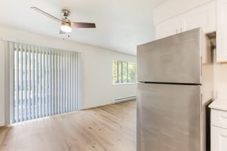 West Royal Apartments in Beaverton, OR - Building Photo - Building Photo