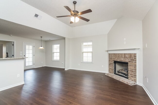 9426 Darren Cir S in Cordova, TN - Foto de edificio - Building Photo