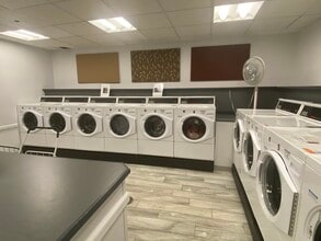 33 Pond Ave, Unit 309 in Brookline, MA - Foto de edificio - Building Photo