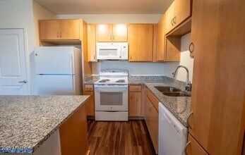 2050 W Southern Ave, Unit 1 in Phoenix, AZ - Foto de edificio - Building Photo