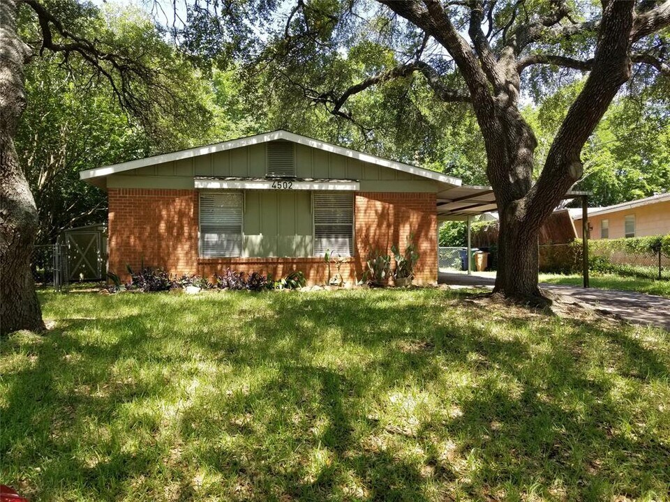 4502 Banbury Bend in Austin, TX - Foto de edificio