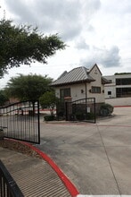 7342 Oak Manor Dr, Unit 1102 in San Antonio, TX - Building Photo - Building Photo