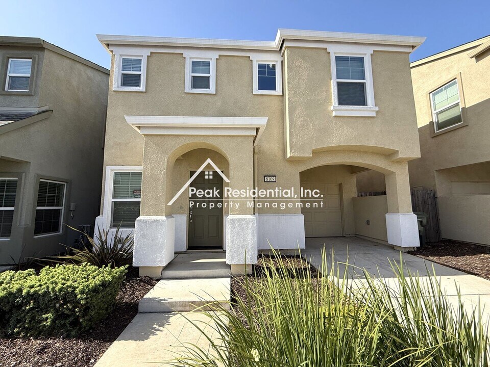 8108 Creeping Willow Ln in Sacramento, CA - Building Photo