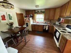 710 W 20th St in Cedar Falls, IA - Foto de edificio - Building Photo