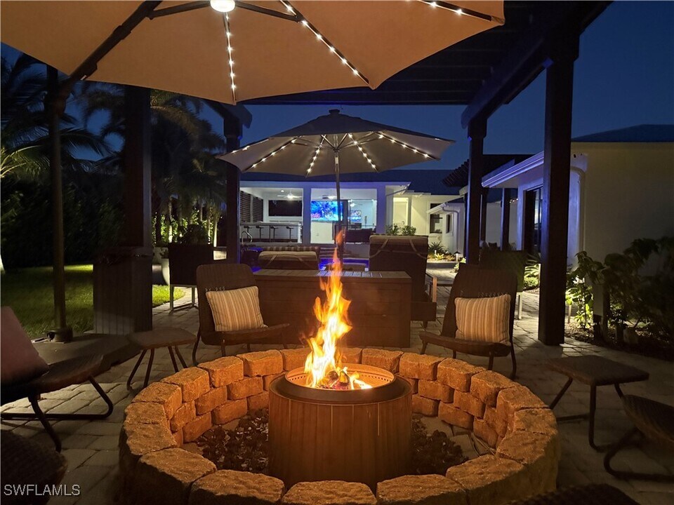1555 Crayton Rd in Naples, FL - Building Photo