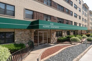 443 W Aldine Ave, Unit 512 in Chicago, IL - Building Photo