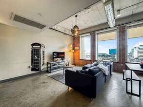 555 Evergreen St, Unit SI ID1231690P in Dallas, TX - Foto de edificio - Building Photo