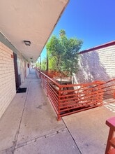 Broadway Apartments in Tucson, AZ - Foto de edificio - Building Photo