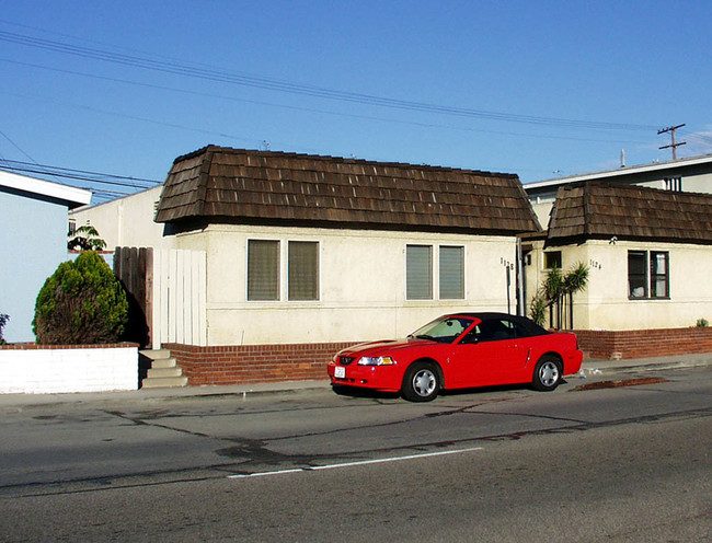 1128 W Balboa Blvd in Newport Beach, CA - Foto de edificio - Building Photo