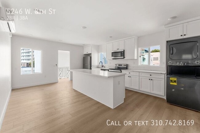 5246 W 8th St in Los Angeles, CA - Foto de edificio - Building Photo