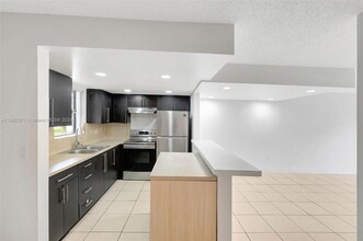 9373 Fontainebleau Blvd, Unit 215 in Miami, FL - Building Photo - Building Photo