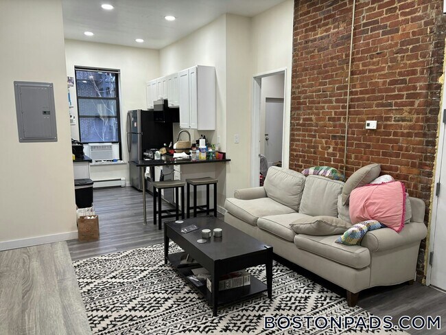 21 Cortes St, Unit 01 in Boston, MA - Building Photo - Building Photo