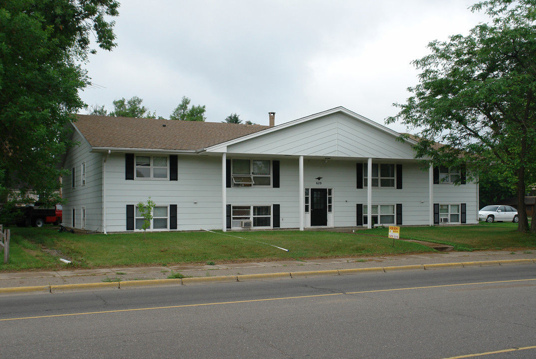 629 1st Ave W in Cambridge, MN - Building Photo