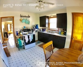 2425 S 82nd St-Unit -LOWER in West Allis, WI - Foto de edificio - Building Photo