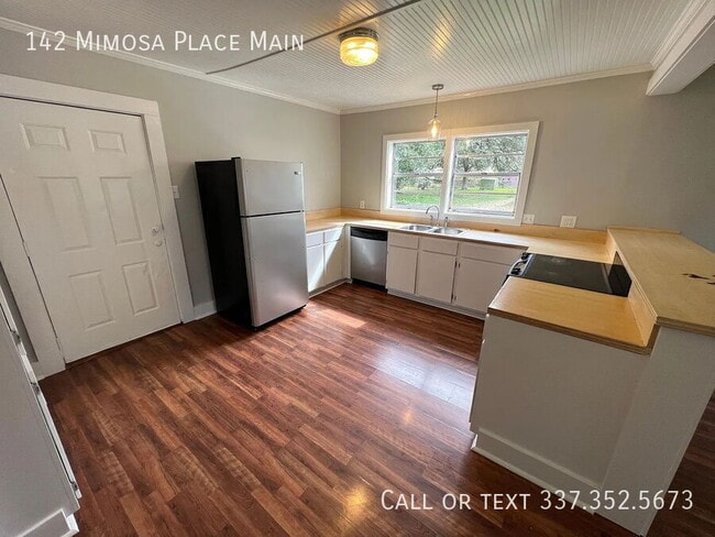 property at 142 Mimosa Pl