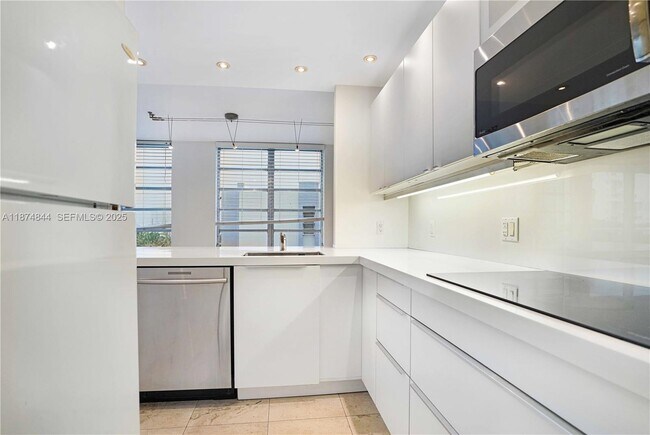 7735 Abbott Ave in Miami, FL - Foto de edificio - Building Photo