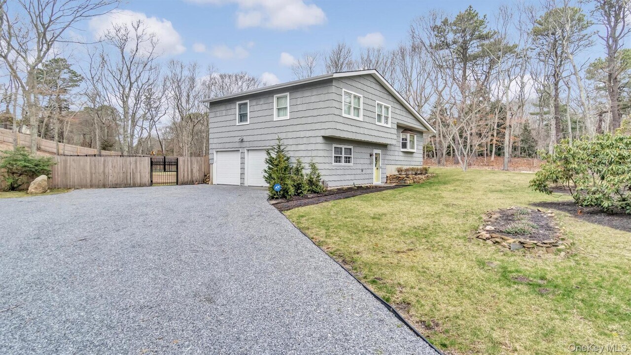 3 Debbie Trail in Hampton Bays, NY - Building Photo