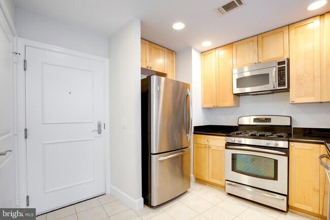 3600 S Glebe Rd in Arlington, VA - Building Photo - Building Photo