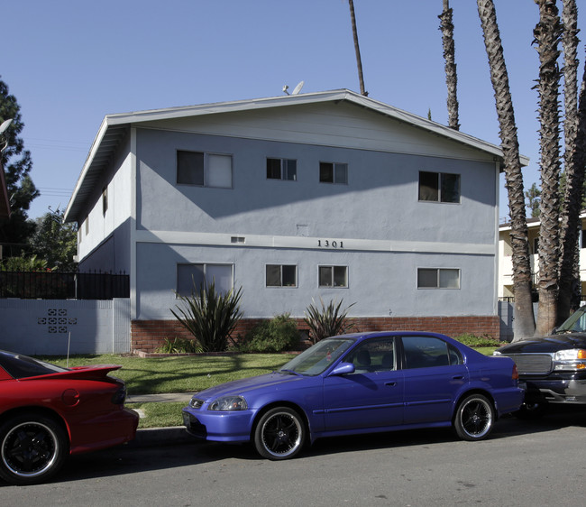 1301 Burwood St in La Habra, CA - Foto de edificio - Building Photo