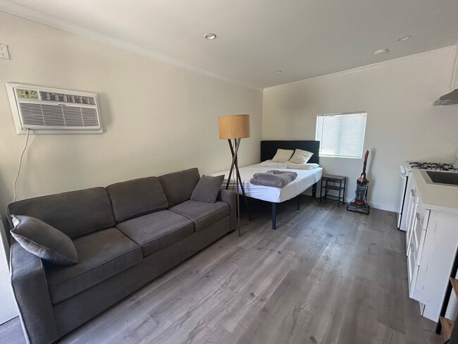 4826 Coolidge Ave, Unit #B in Culver City, CA - Building Photo - Building Photo