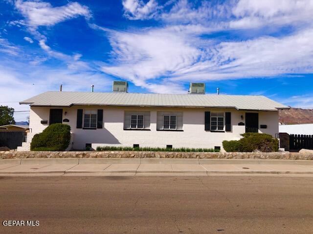 1305 Chadbourne St in El Paso, TX - Building Photo