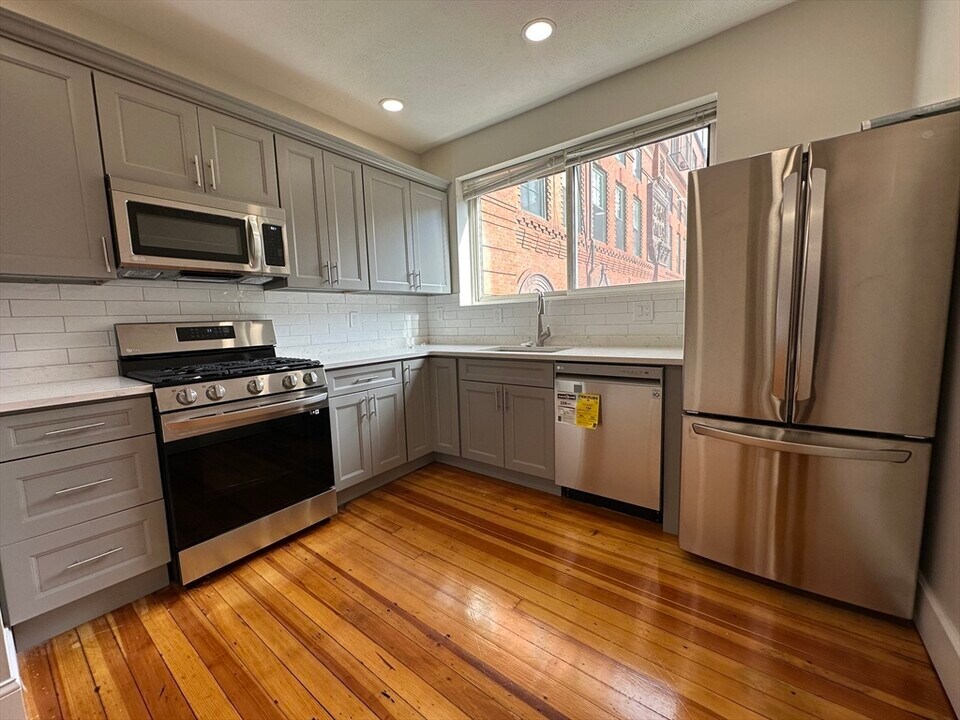 18 Worcester St, Unit 2 in Boston, MA - Building Photo