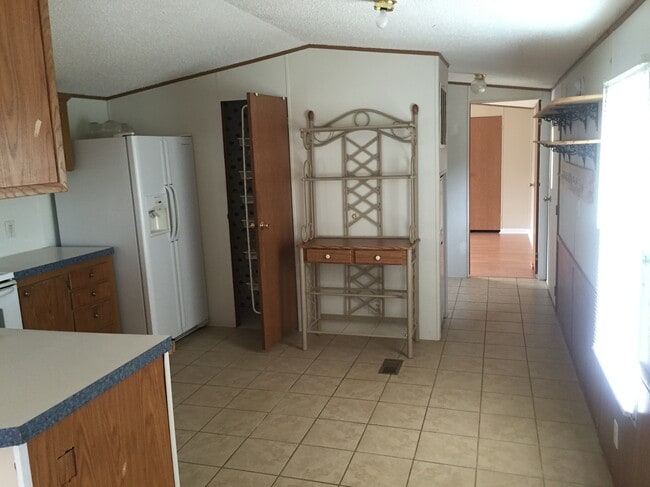 100 Holland Dr in Morganton, NC - Foto de edificio - Building Photo