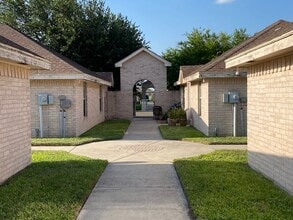 1007 Cedarwood Dr, Unit 4 in Rio Grande City, TX - Foto de edificio - Building Photo