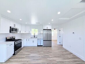 2950 Daneland St in Lakewood, CA - Building Photo - Building Photo