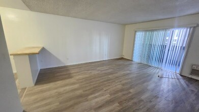 11030 Moorpark St, Unit A15 in Los Angeles, CA - Foto de edificio - Building Photo