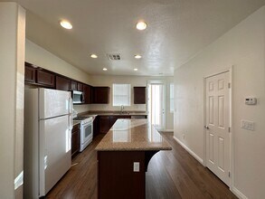 4475 Days Creek Ave in Las Vegas, NV - Building Photo - Building Photo