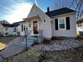 2326 Scott St in Davenport, IA - Building Photo