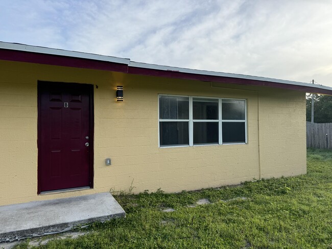 4250 25th Ave in Vero Beach, FL - Foto de edificio - Building Photo