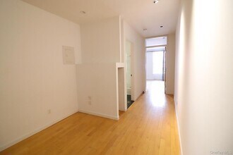 528 W 46th St, Unit 3-E in New York, NY - Building Photo - Building Photo
