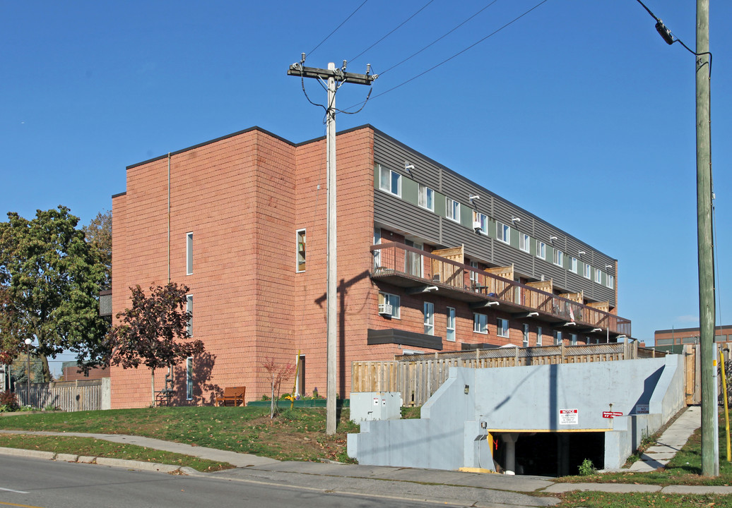 Athol Green Co-operative Homes Incorporated in Whitby, ON - Building Photo