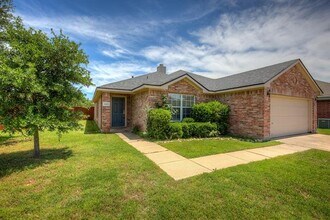 325 Oxford Ct in Roanoke, TX - Building Photo - Building Photo